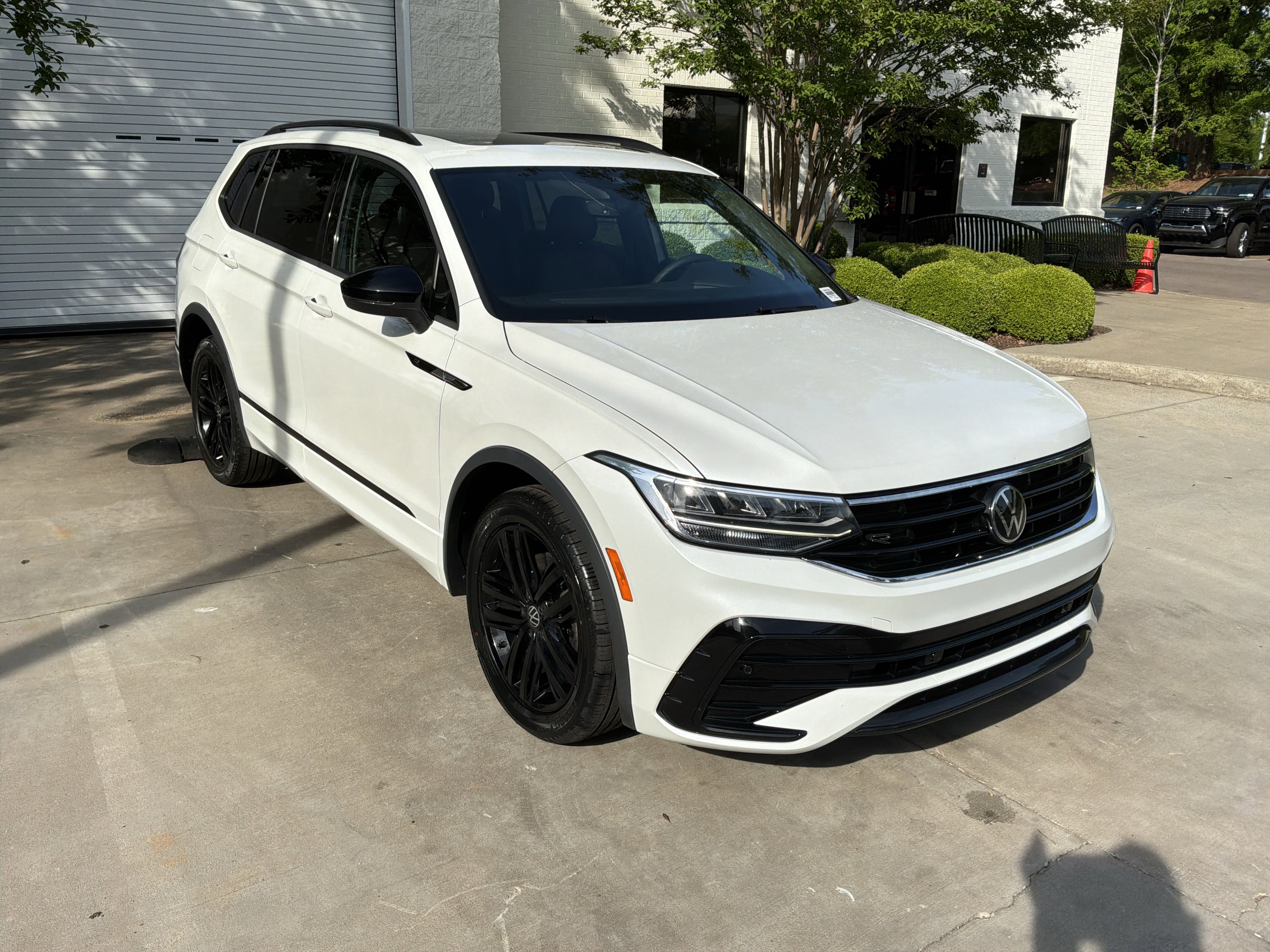 Used 2022 Volkswagen Tiguan SE R-Line FWD image 2