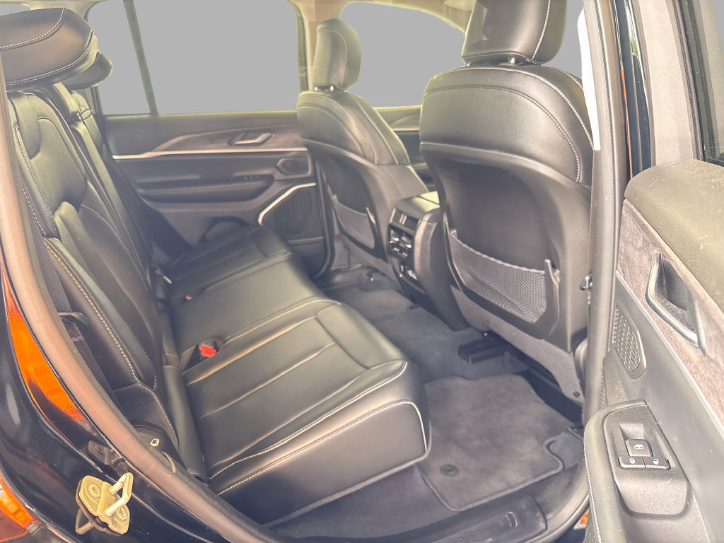 Used 2023 Jeep Grand Cherokee Limited w/ Black Appearance Package AWD/4WD image 10