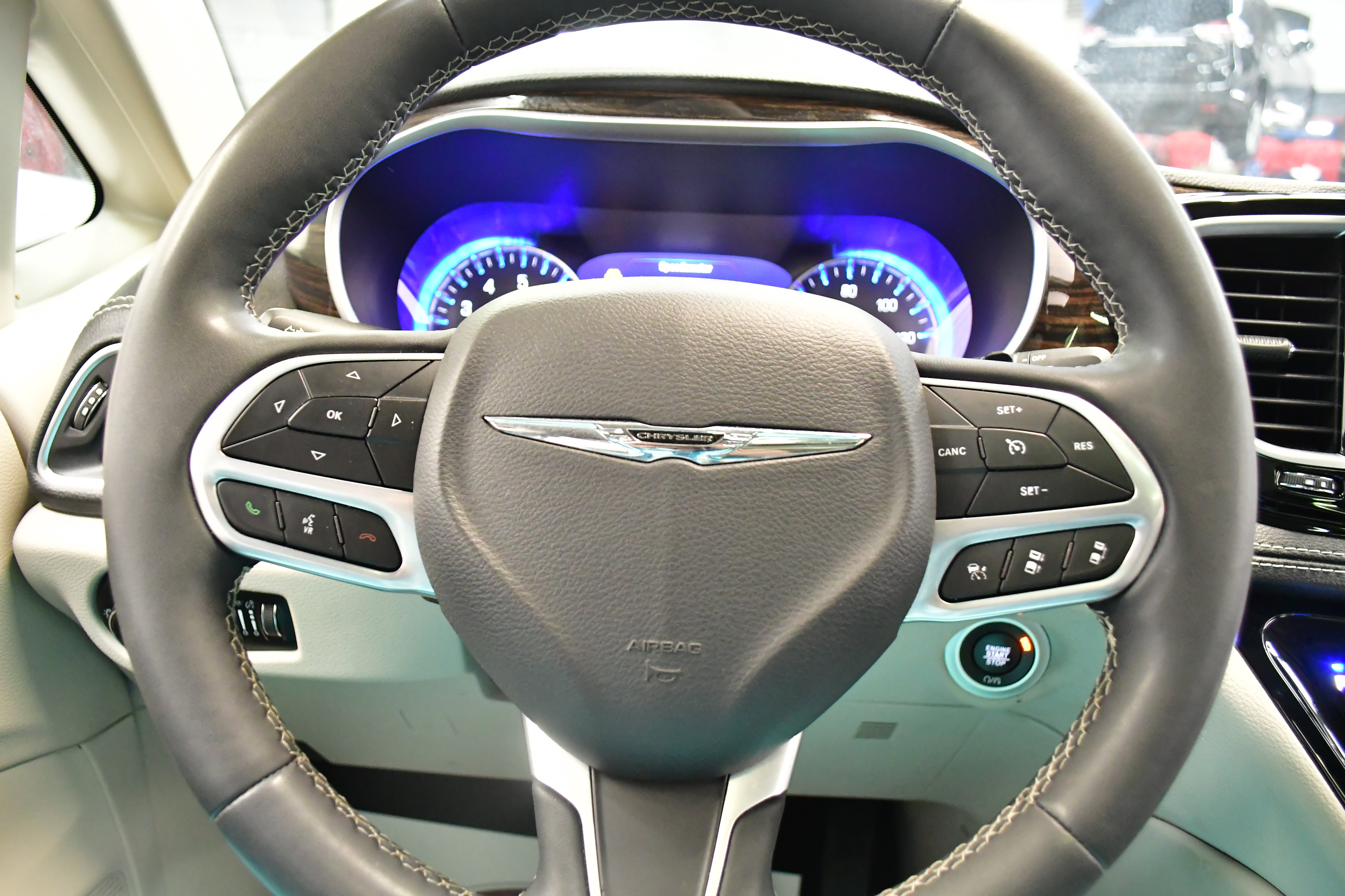 Used 2023 Chrysler Pacifica Limited FWD image 22