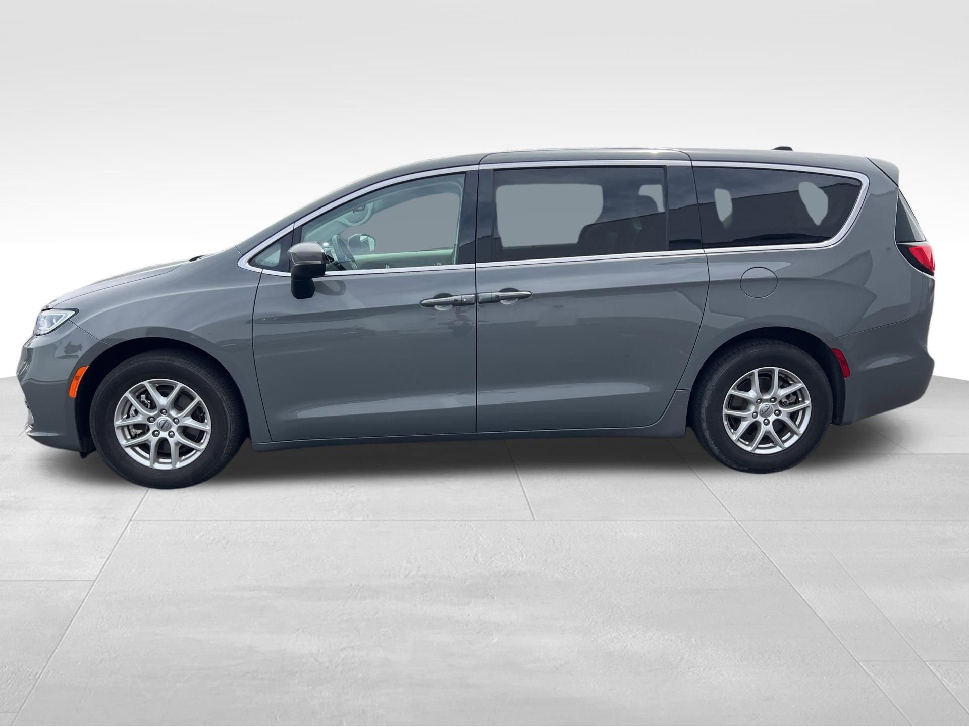 Used 2023 Chrysler Pacifica Touring-L FWD image 8