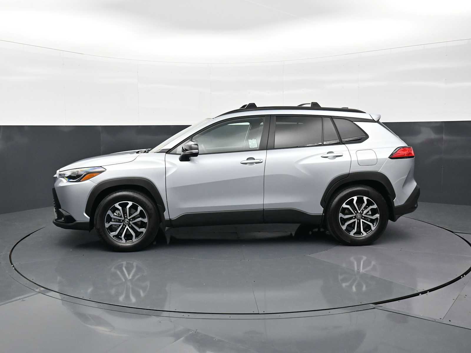 Used 2025 Toyota Corolla Cross AWD Hybrid w/ Moonroof Package image 8