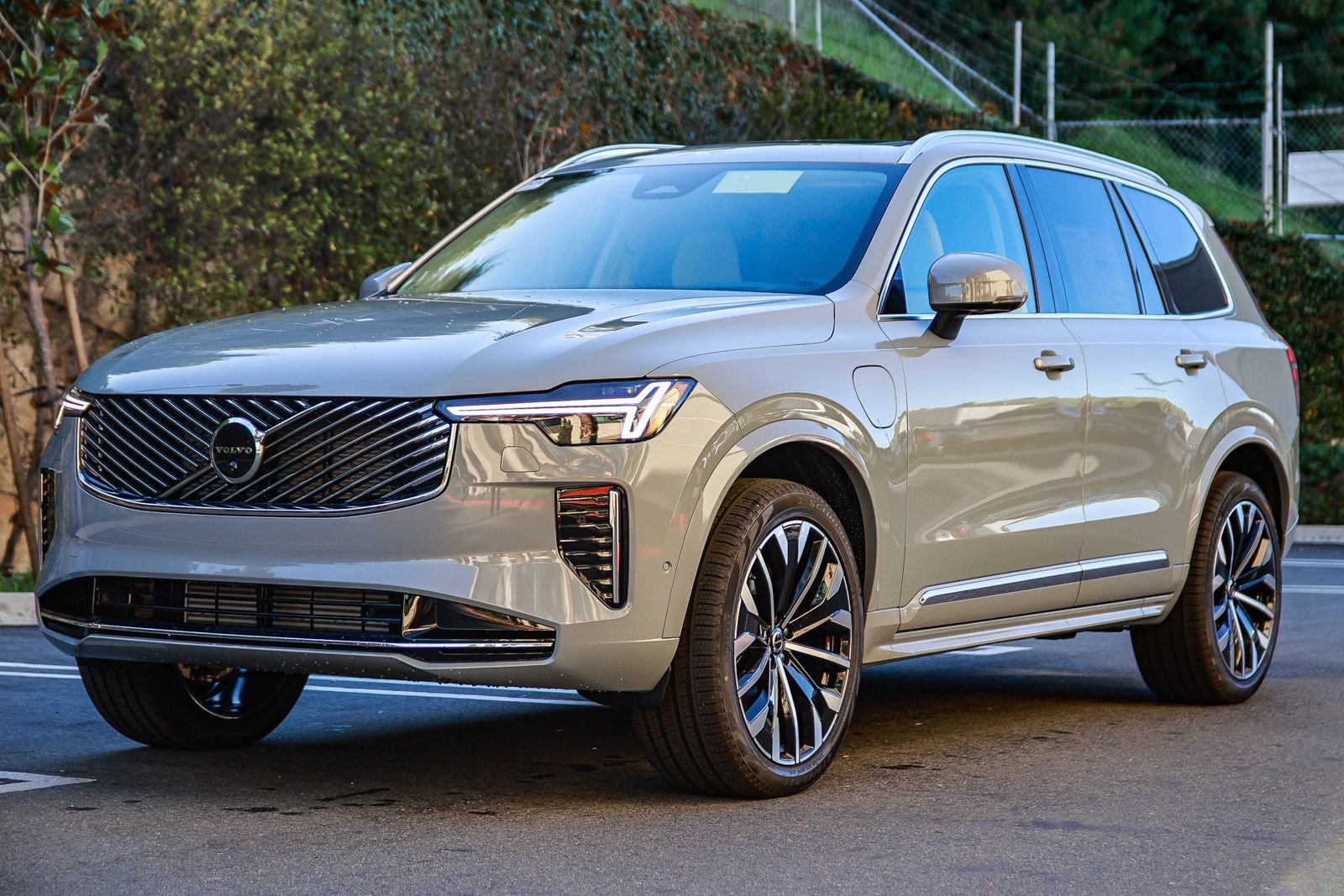 New 2026 Volvo XC90 T8 Ultra w/ Protection Package Premier AWD/4WD image 3