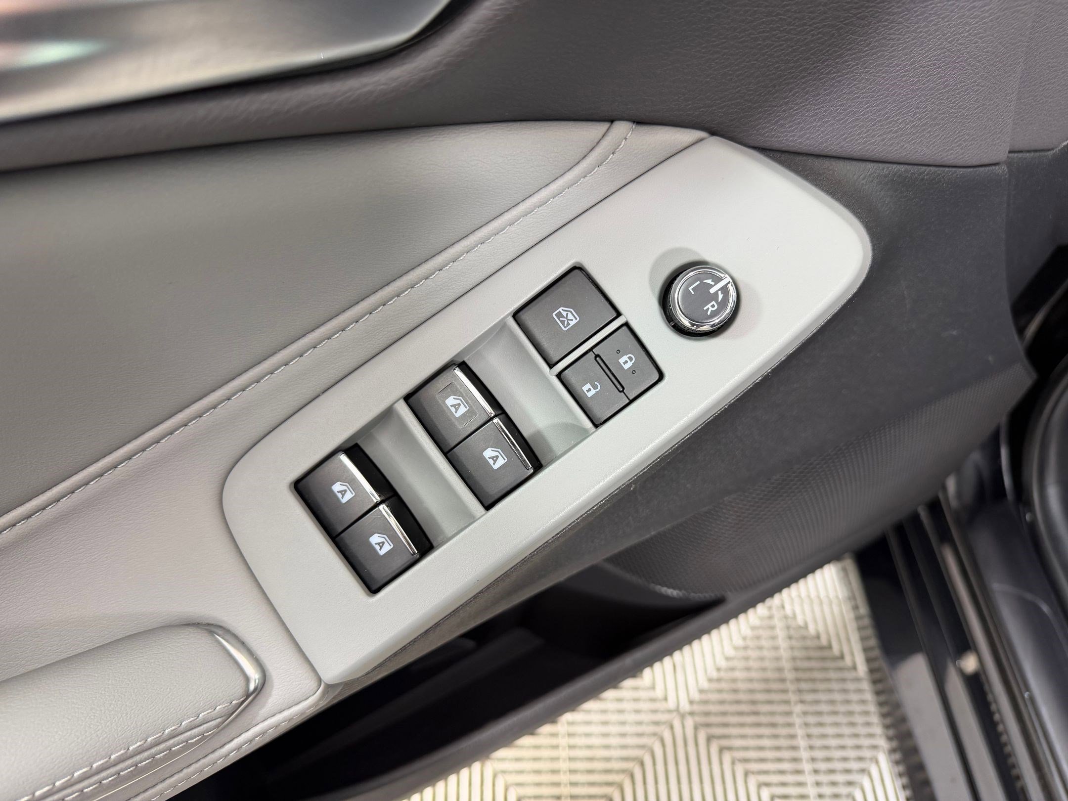 Used 2020 Toyota Avalon XLE w/ Moonroof Package FWD image 12