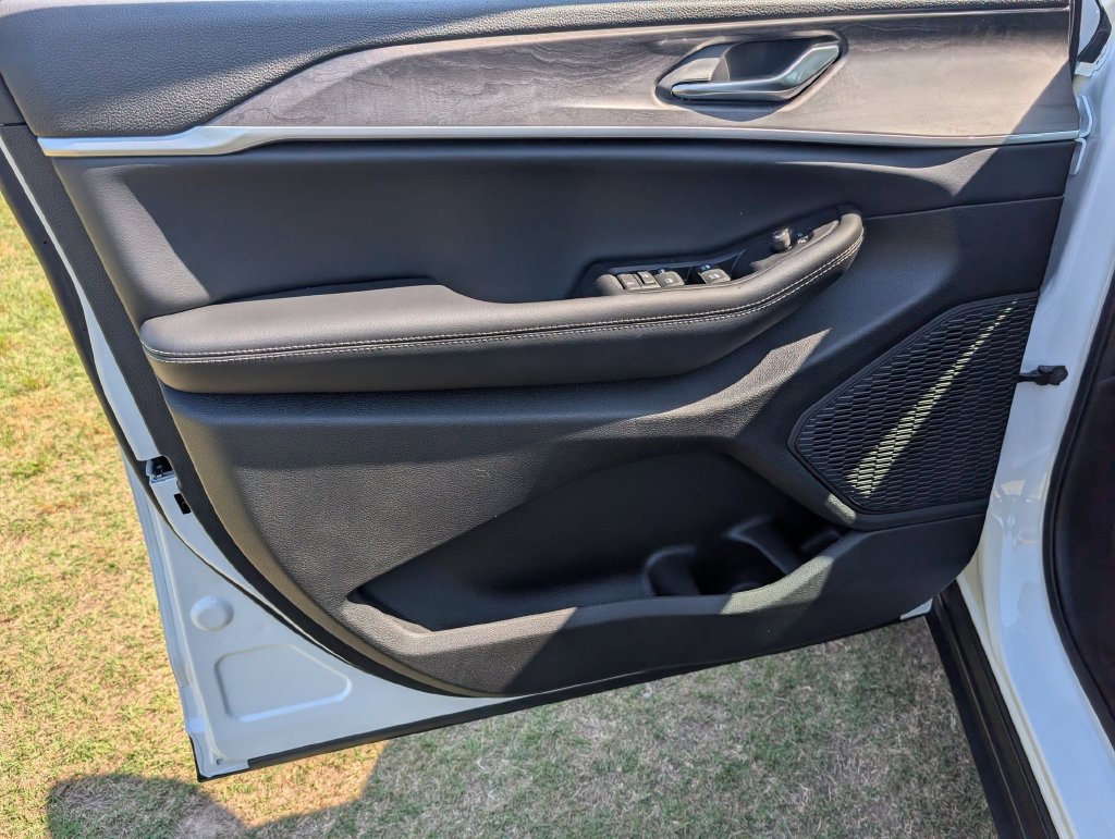 New 2026 Jeep Grand Cherokee Altitude RWD image 9