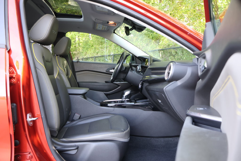 Used 2024 Chevrolet Trax ACTIV w/ Sunroof Package FWD image 42