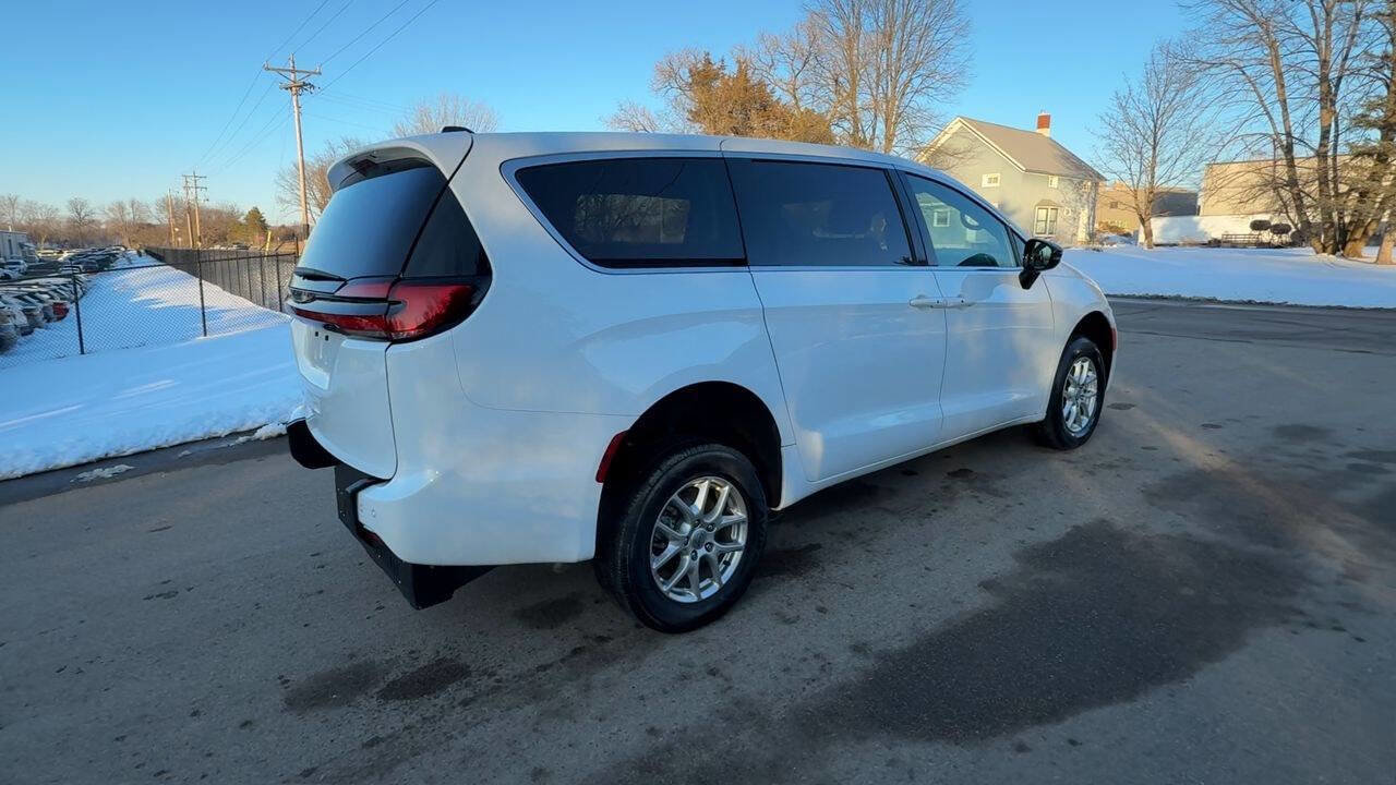 Used 2024 Chrysler Pacifica Touring image 4