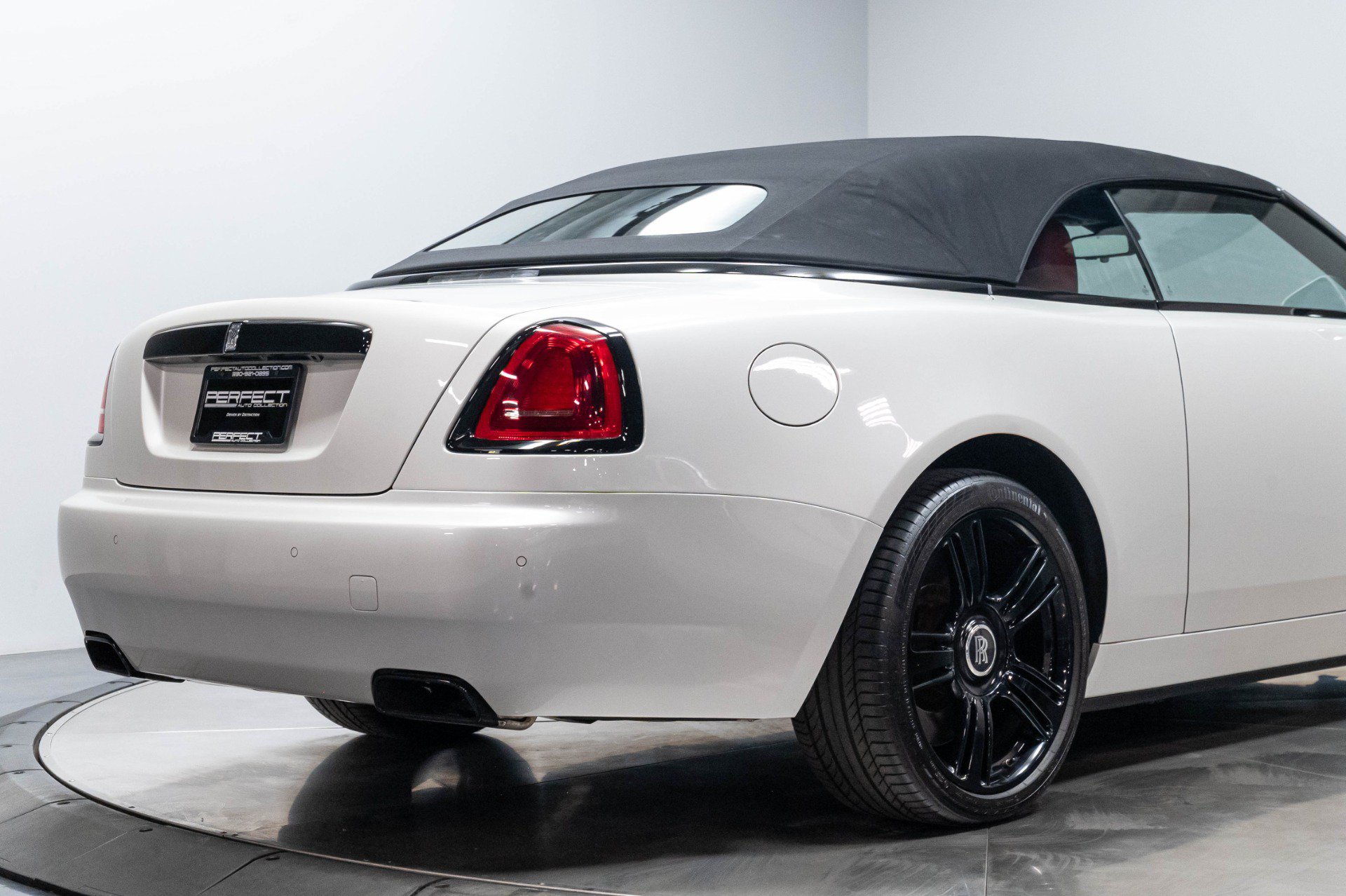 Used 2017 Rolls-Royce Dawn RWD image 33