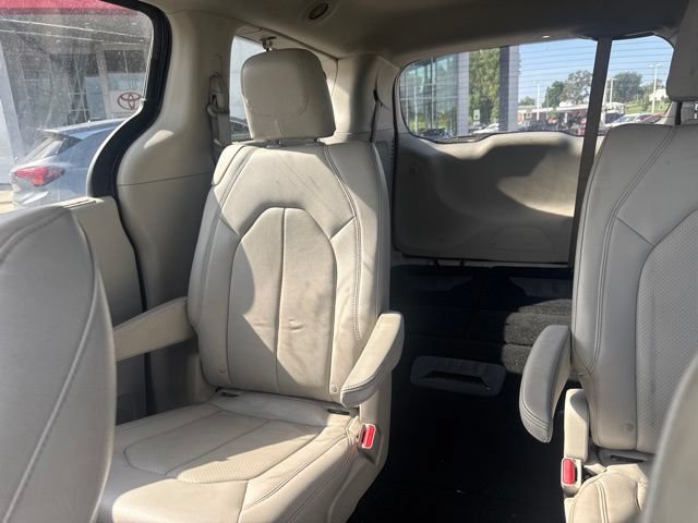 Used 2018 Chrysler Pacifica Touring-L w/ Tire & Wheel Group FWD image 12