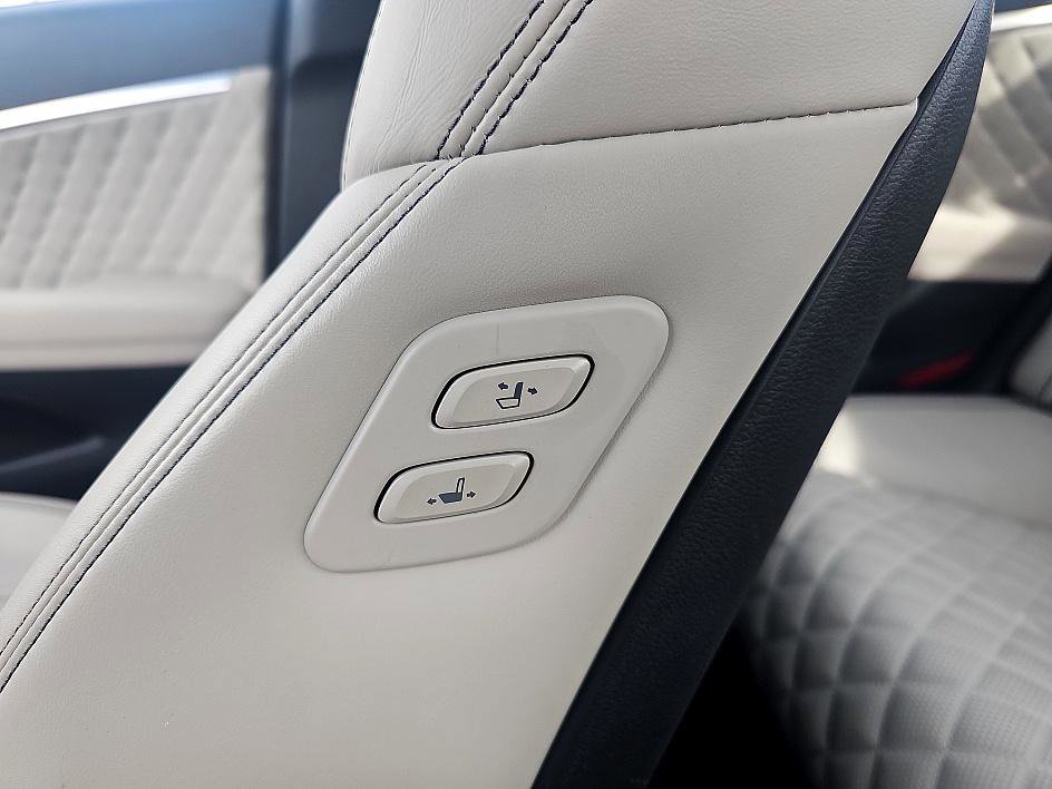 Used 2023 Genesis G70 3.3T w/ Sport Prestige Package image 17