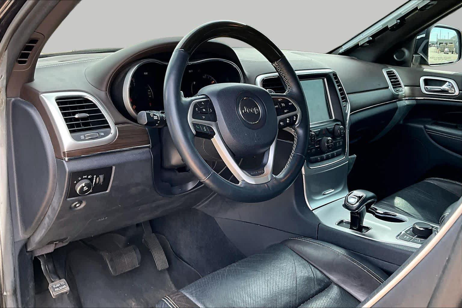 Used 2014 Jeep Grand Cherokee Overland w/ Advanced Technology Group AWD/4WD image 17