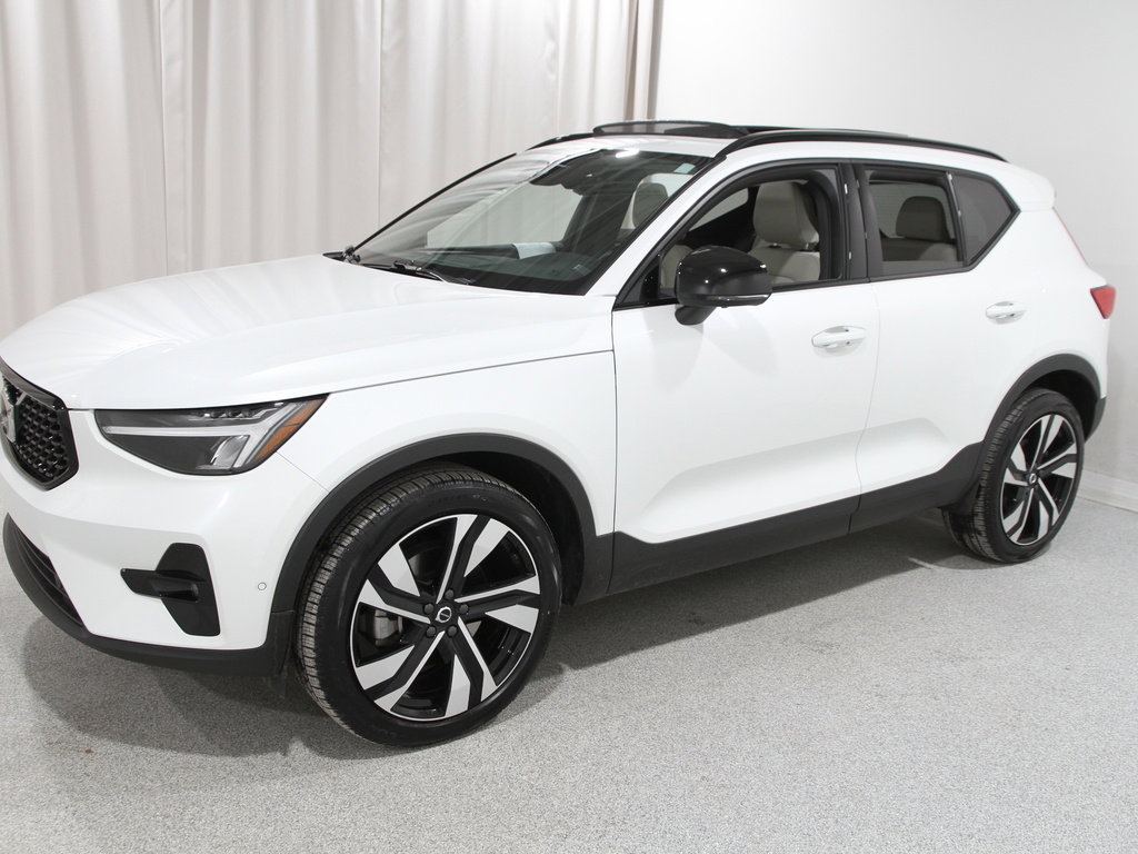 Used 2023 Volvo XC40 B5 Plus w/ Driver Assist Package image 3
