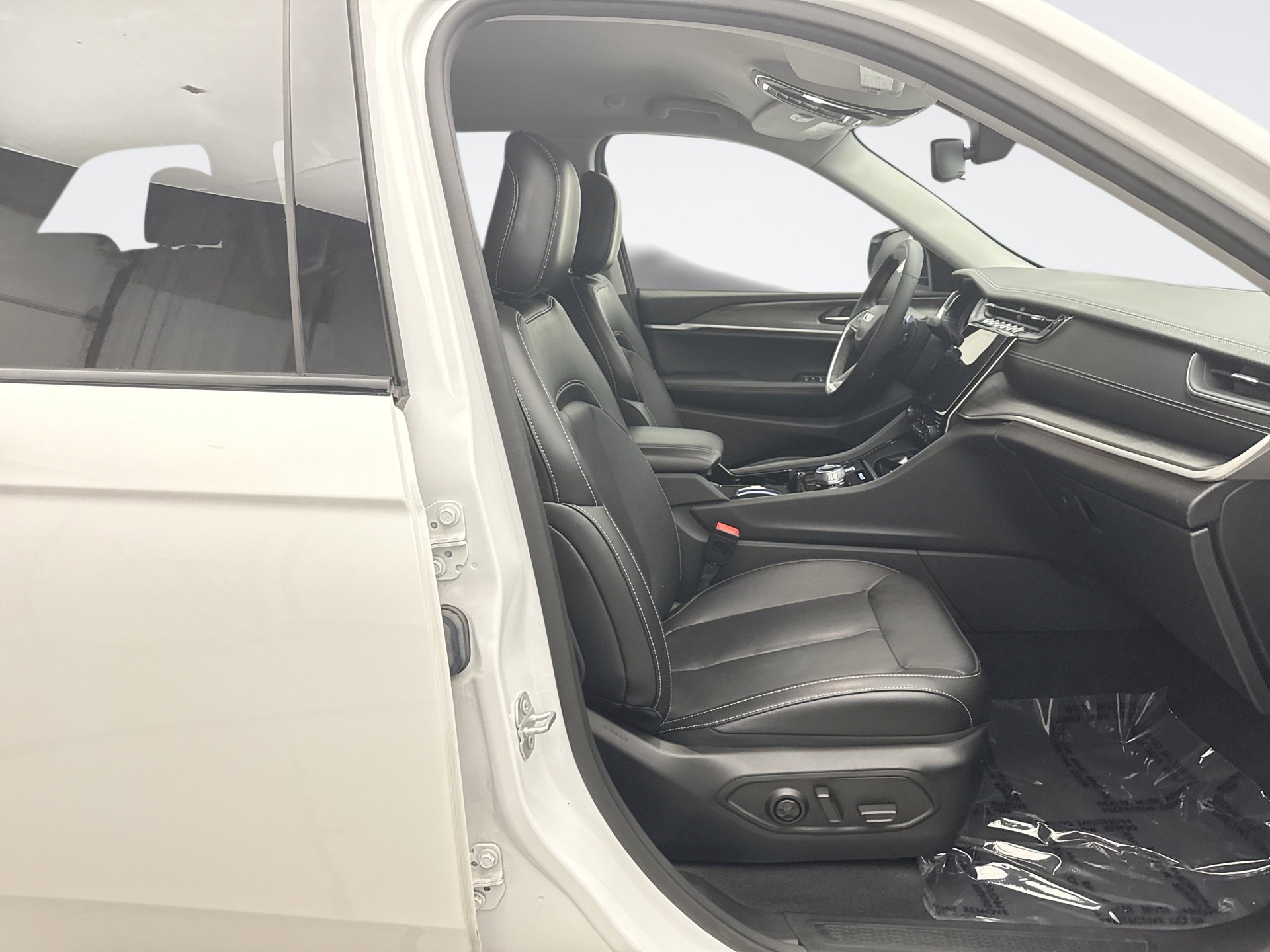 Used 2023 Jeep Grand Cherokee Limited AWD/4WD image 17