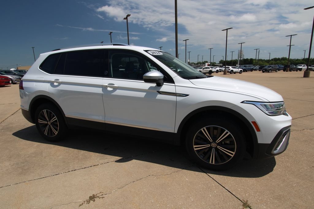 Used 2024 Volkswagen Tiguan Wolfsburg Edition AWD/4WD image 3