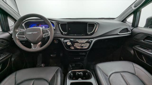 Used 2025 Chrysler Pacifica Select FWD image 26