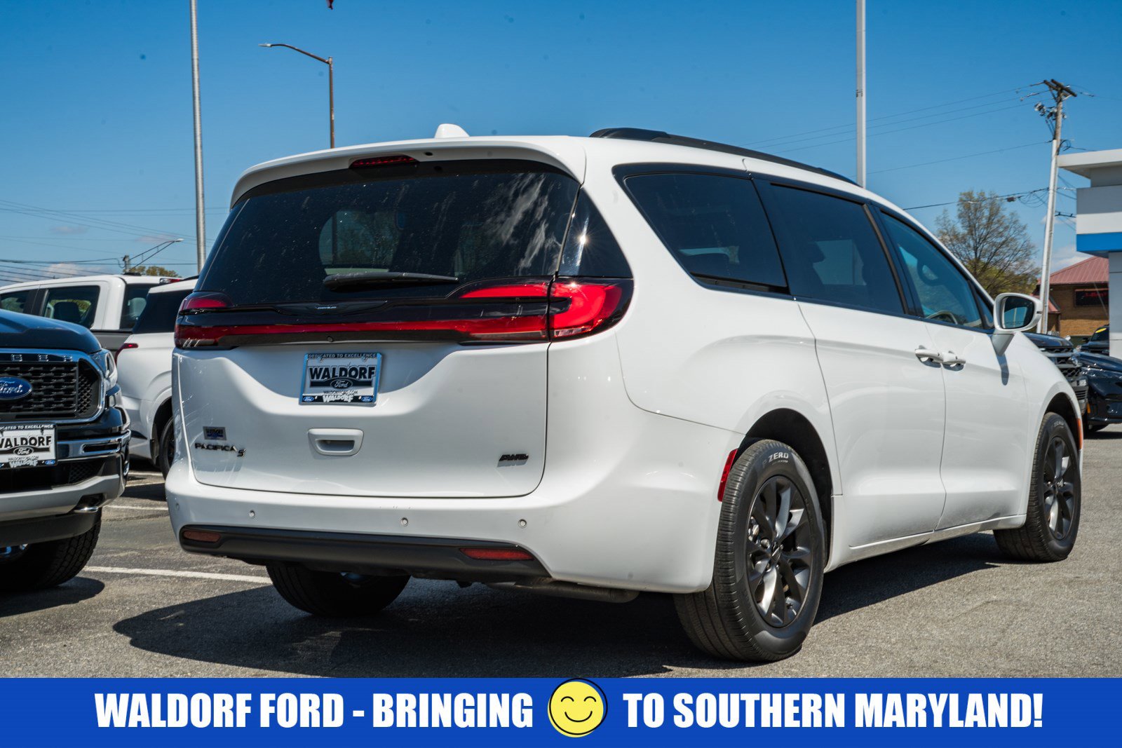 Used 2022 Chrysler Pacifica Touring-L w/ S Appearance Package AWD/4WD image 6
