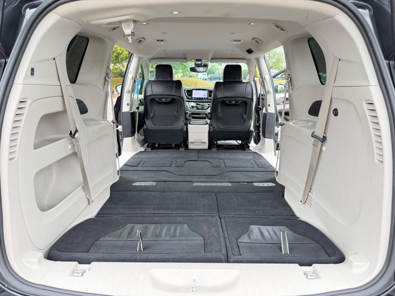 Used 2023 Chrysler Pacifica Touring-L FWD image 43