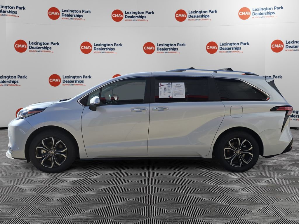 Used 2025 Toyota Sienna Platinum image 4