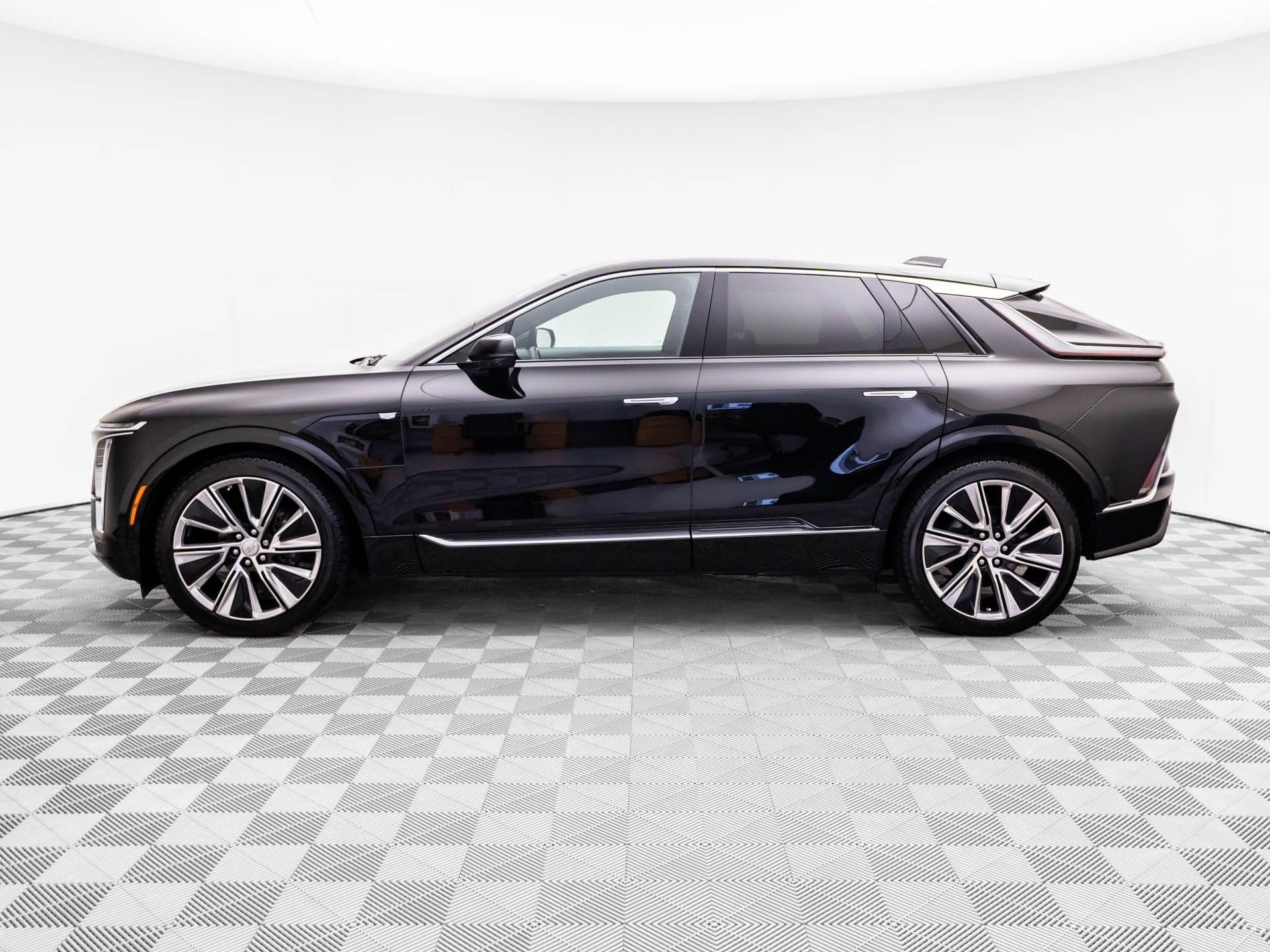 Certified 2025 Cadillac Lyriq Luxury w/ LPO, Floor Liner Package AWD/4WD image 2