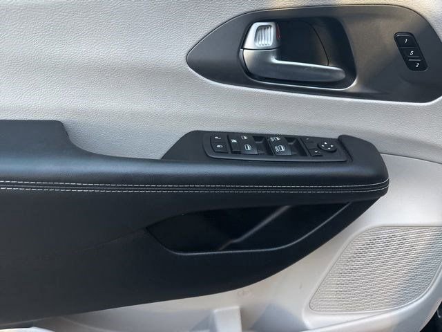 Used 2023 Chrysler Pacifica Touring-L image 13
