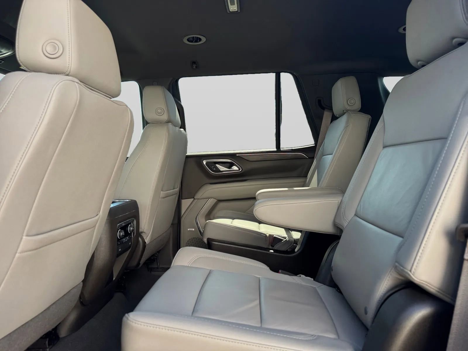 Used 2023 Chevrolet Tahoe Z71 w/ Luxury Package AWD/4WD image 28