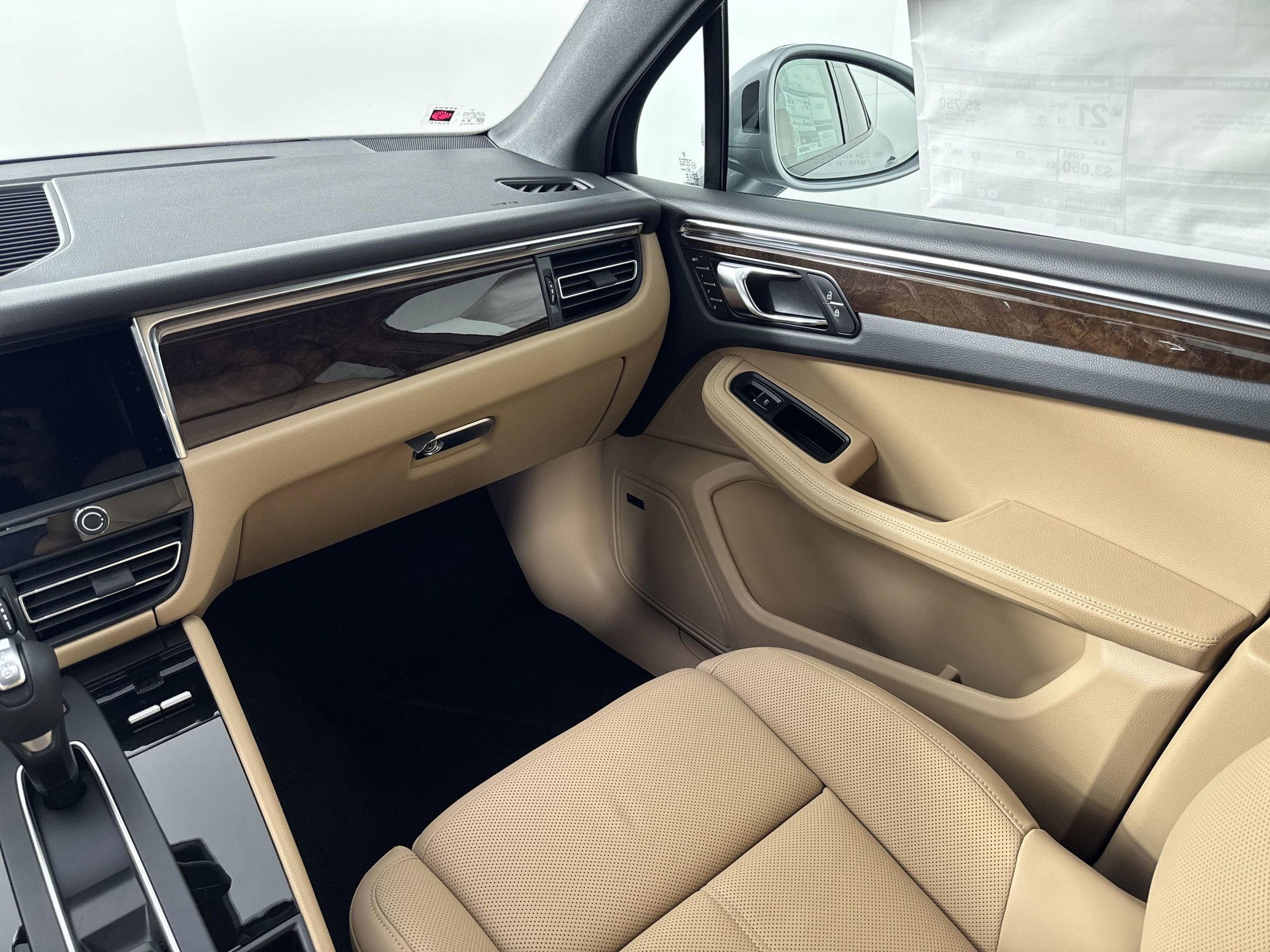 Certified 2025 Porsche Macan image 27