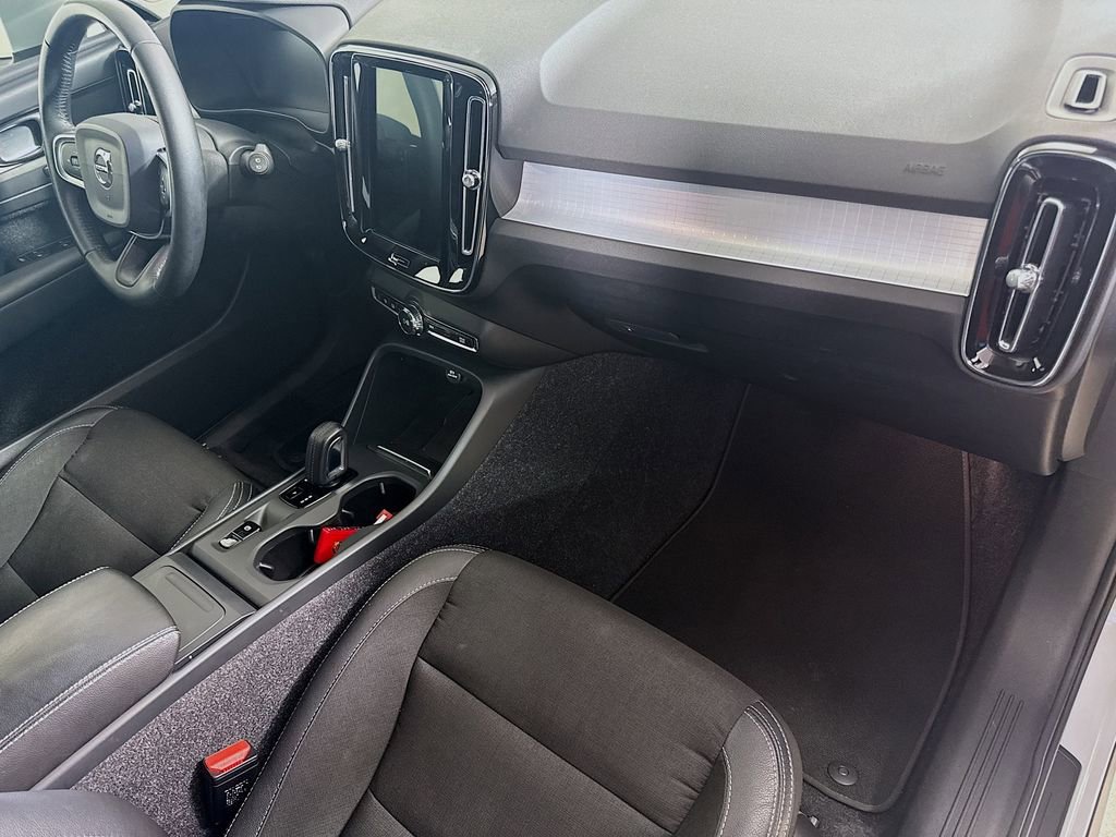 Used 2020 Volvo XC40 T5 Momentum image 29