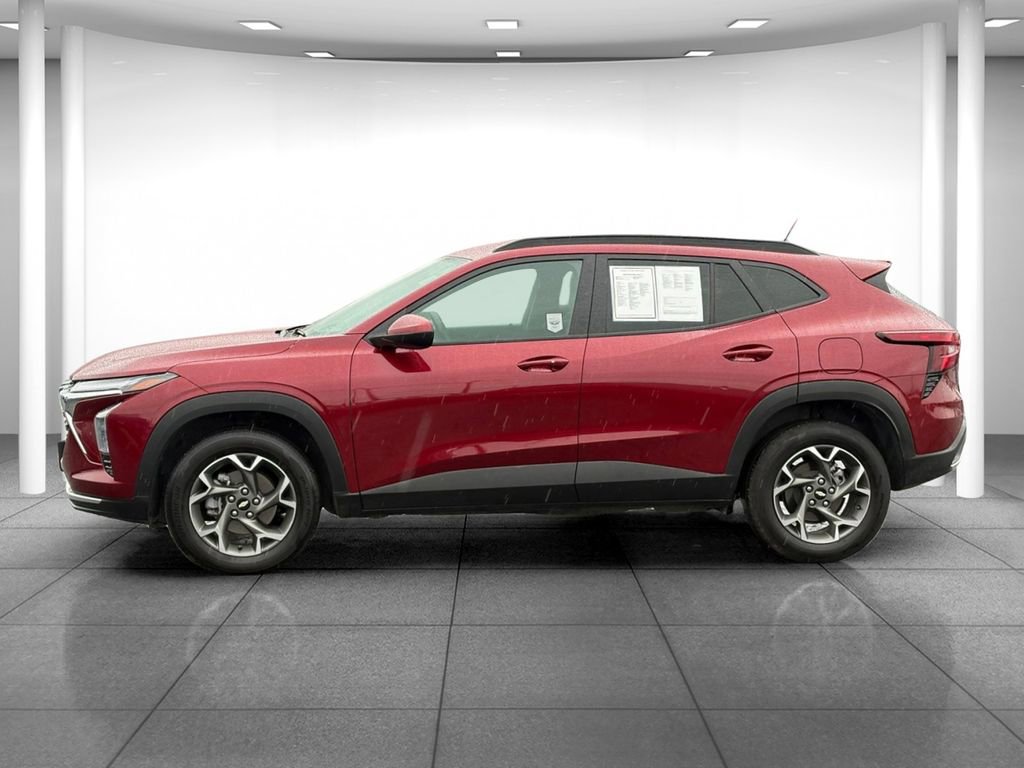 Used 2025 Chevrolet Trax LT w/ Driver Confidence Package FWD image 4