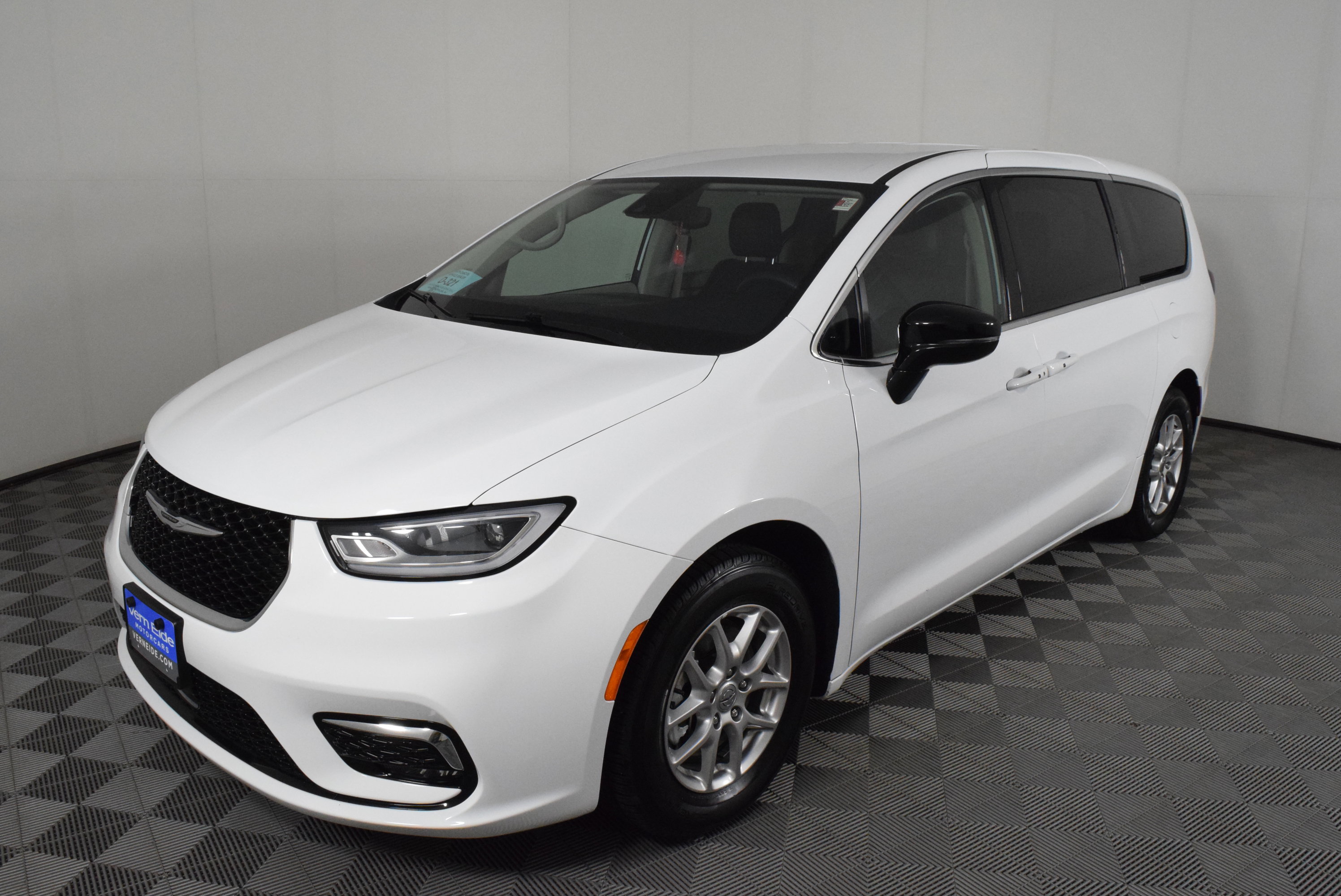 Used 2024 Chrysler Pacifica Touring-L image 9