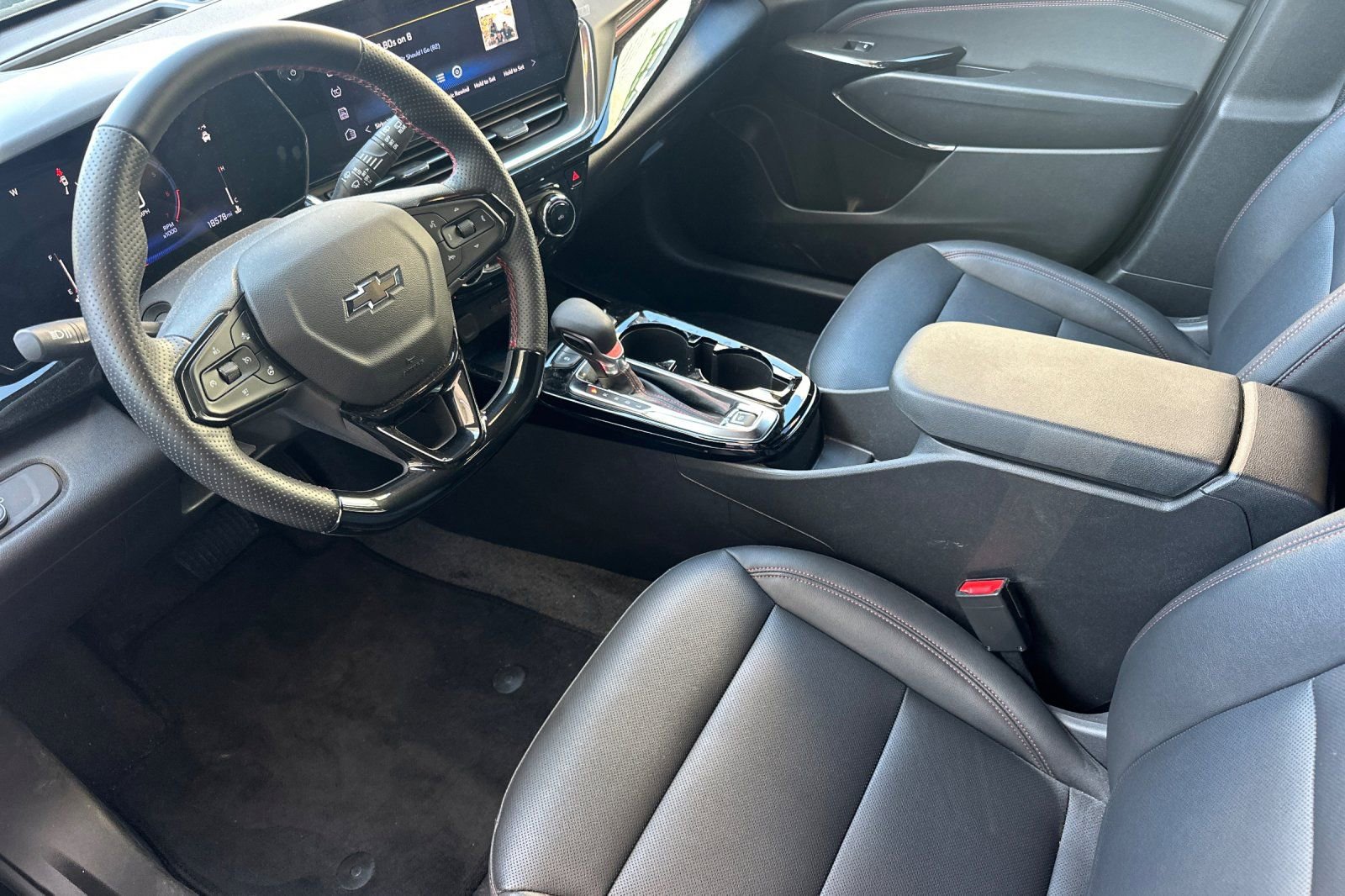 Used 2025 Chevrolet Trax RS w/ Sunroof Package image 10