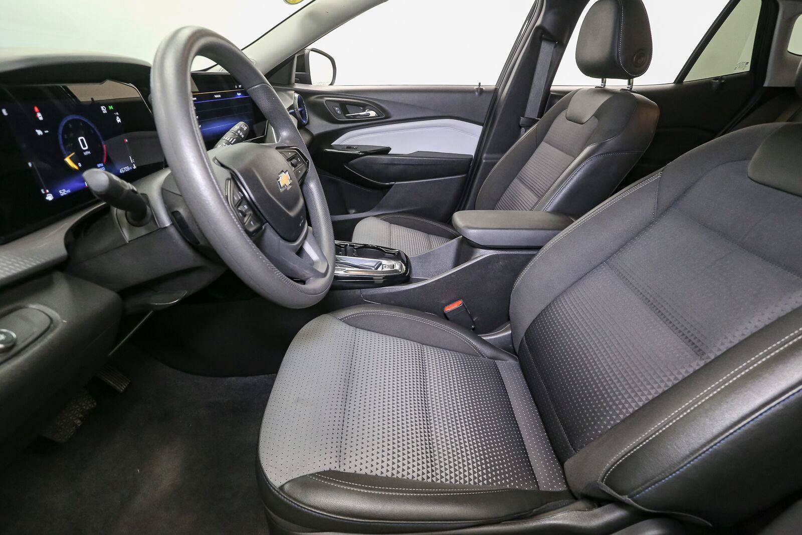 Used 2025 Chevrolet Trax LT FWD image 40