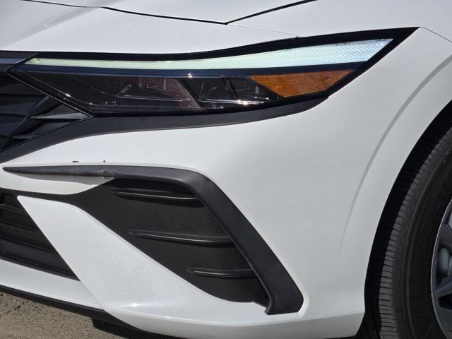 Used 2025 Hyundai Elantra Hybrid FWD image 9