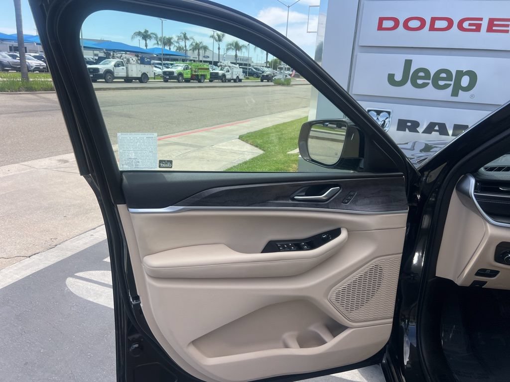 Used 2023 Jeep Grand Cherokee L Limited w/ Luxury Tech Group II AWD/4WD image 32