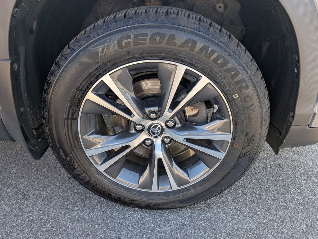 Used 2019 Toyota Highlander LE AWD/4WD image 11