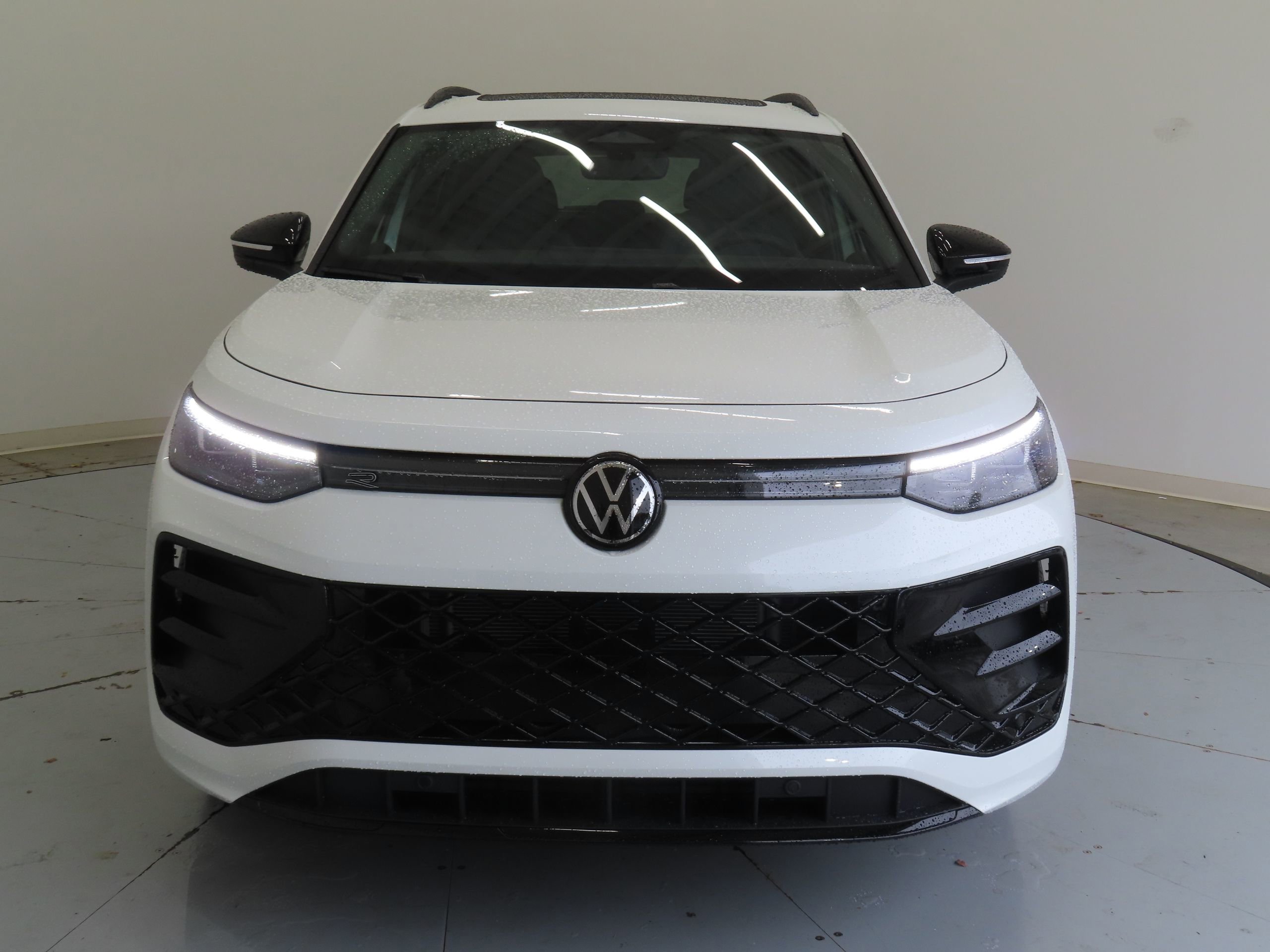 New 2026 Volkswagen Tiguan SE R-Line FWD image 8