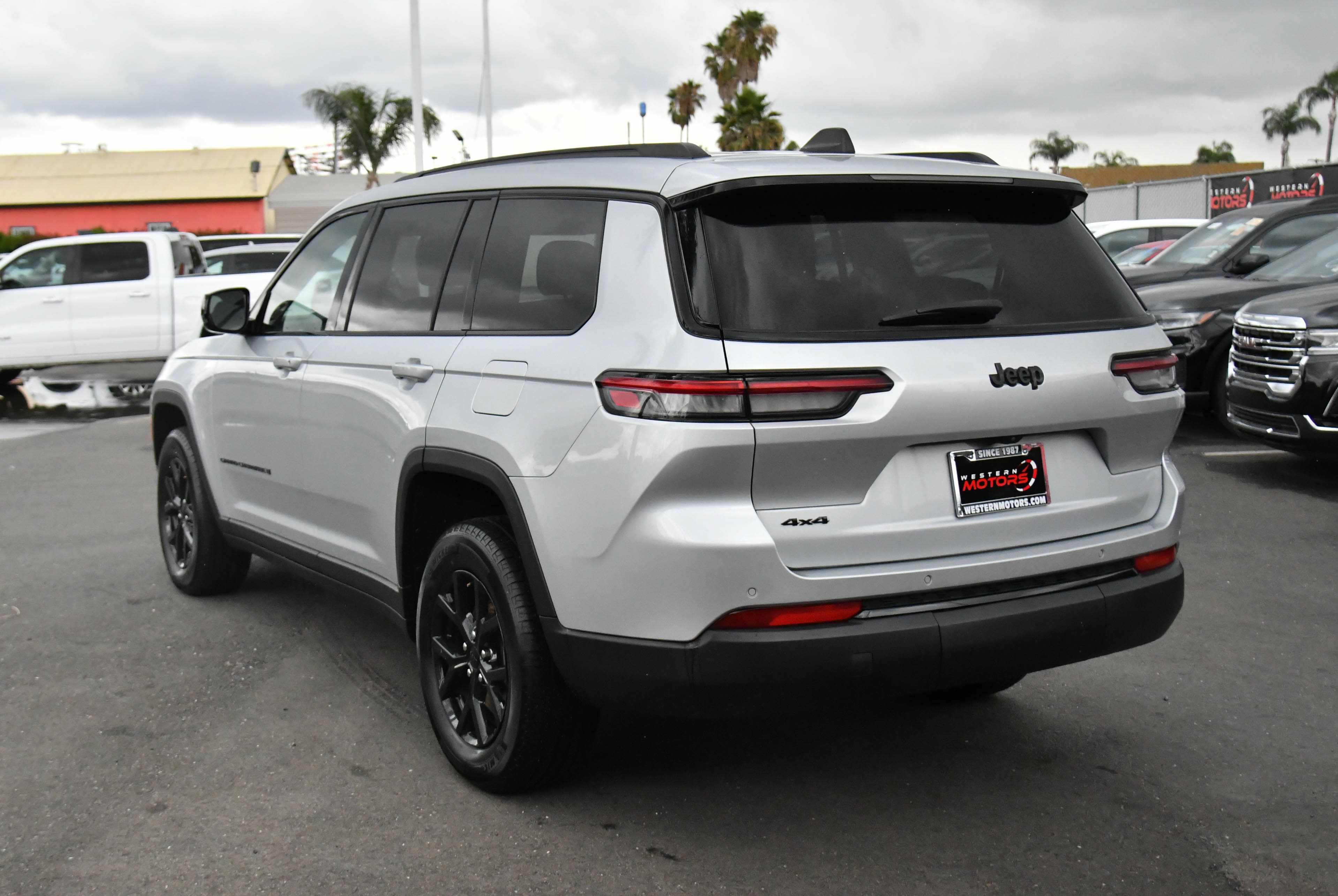 Used 2024 Jeep Grand Cherokee L Laredo AWD/4WD image 6