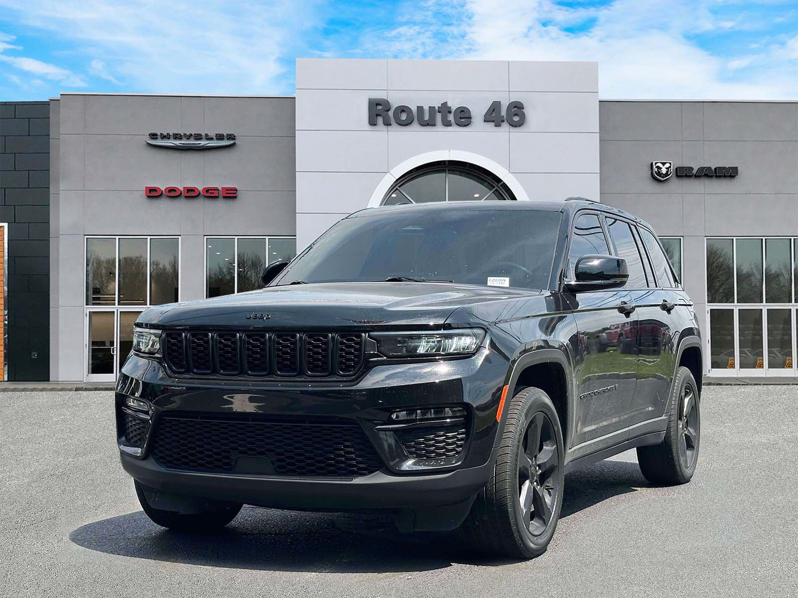 Used 2024 Jeep Grand Cherokee Limited w/ Black Appearance Package AWD/4WD image 2