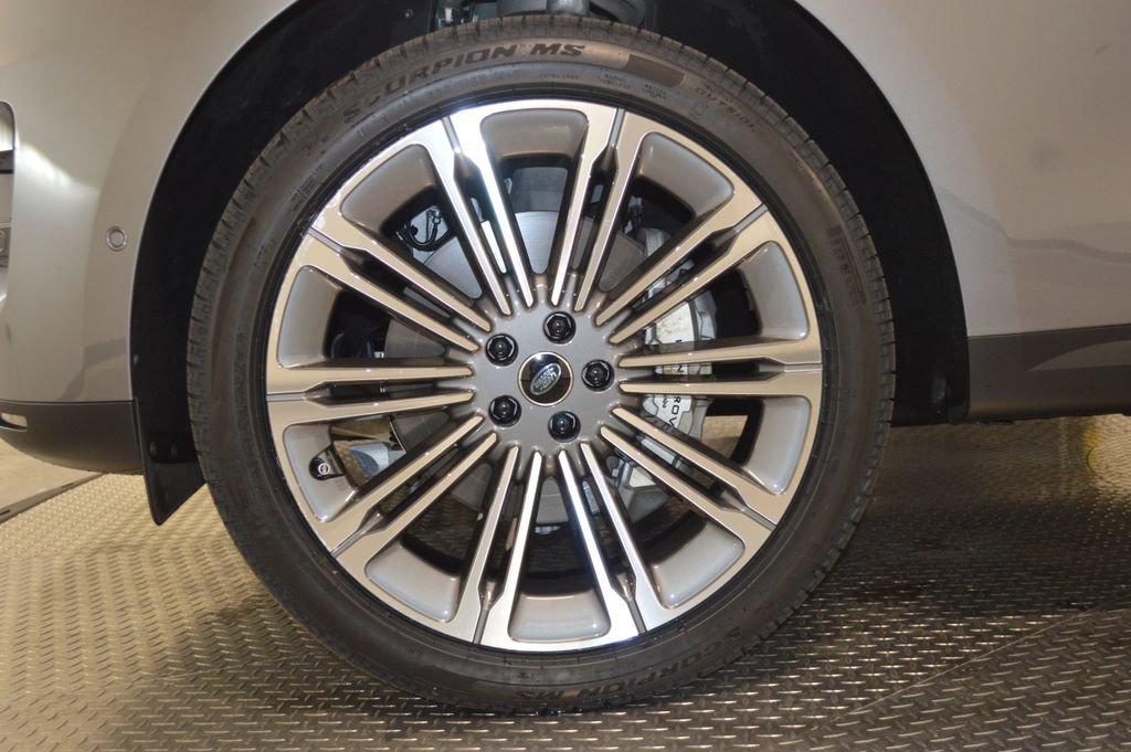 Used 2025 Land Rover Range Rover Sport SE AWD/4WD image 11