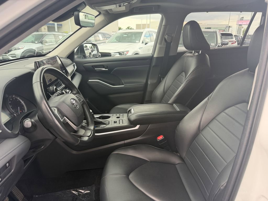 Used 2023 Toyota Highlander XLE AWD/4WD image 13