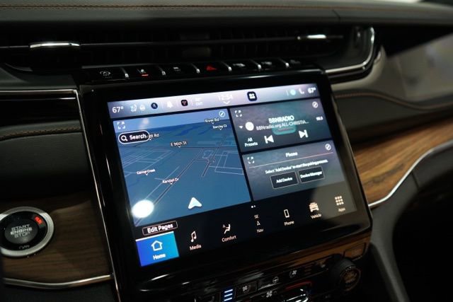 Used 2025 Jeep Grand Cherokee Summit w/ Obsidian Package image 23