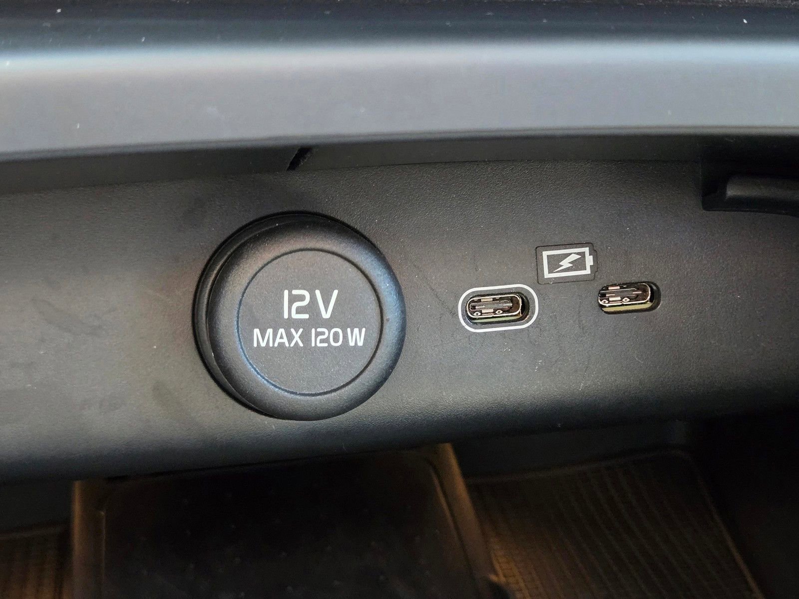 Used 2025 Volvo XC40 B5 Plus image 22