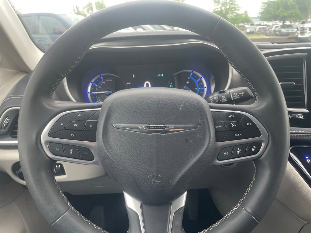 Used 2023 Chrysler Pacifica Touring-L FWD image 13