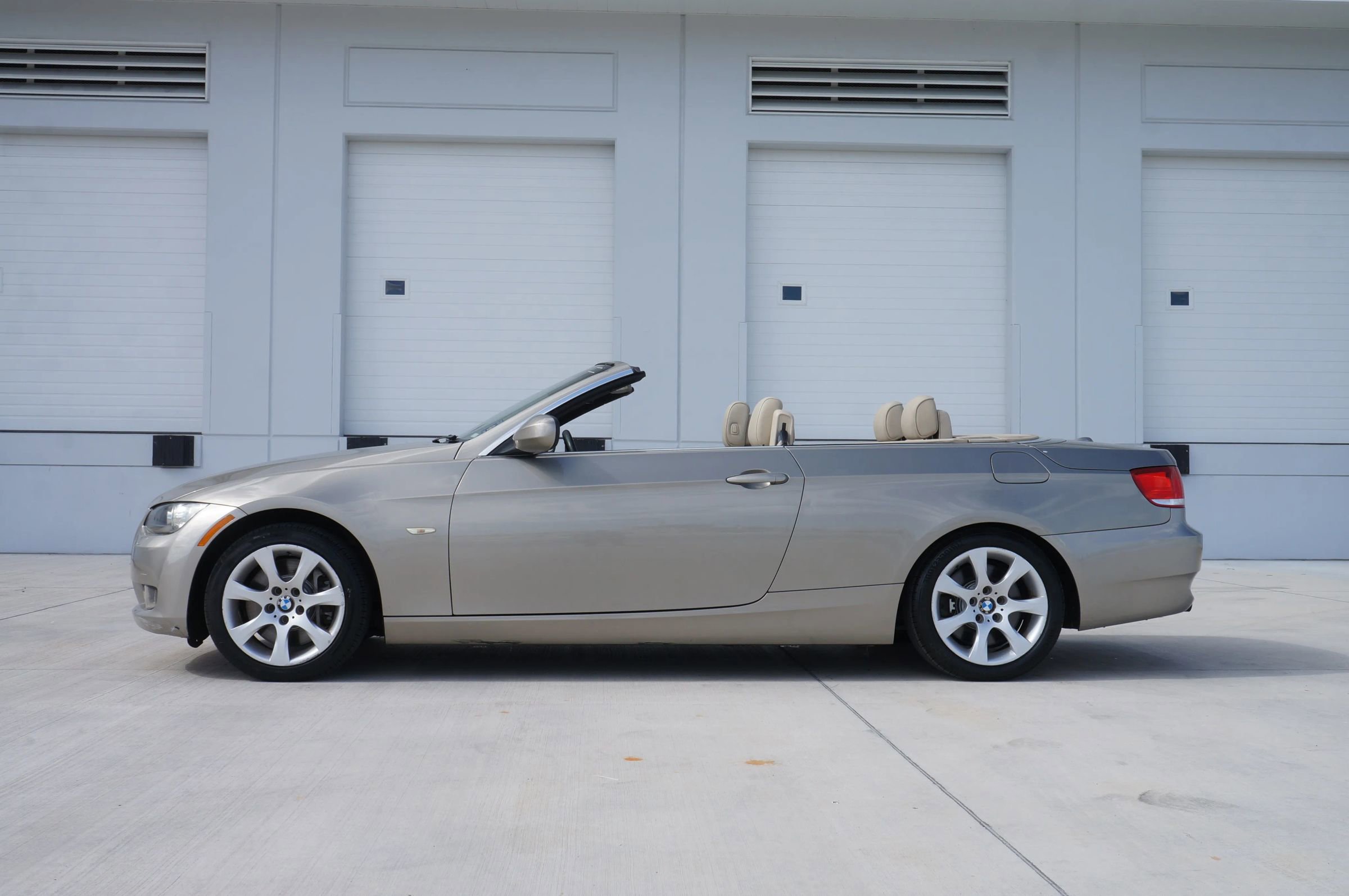 Used 2010 BMW 335i Convertible image 9