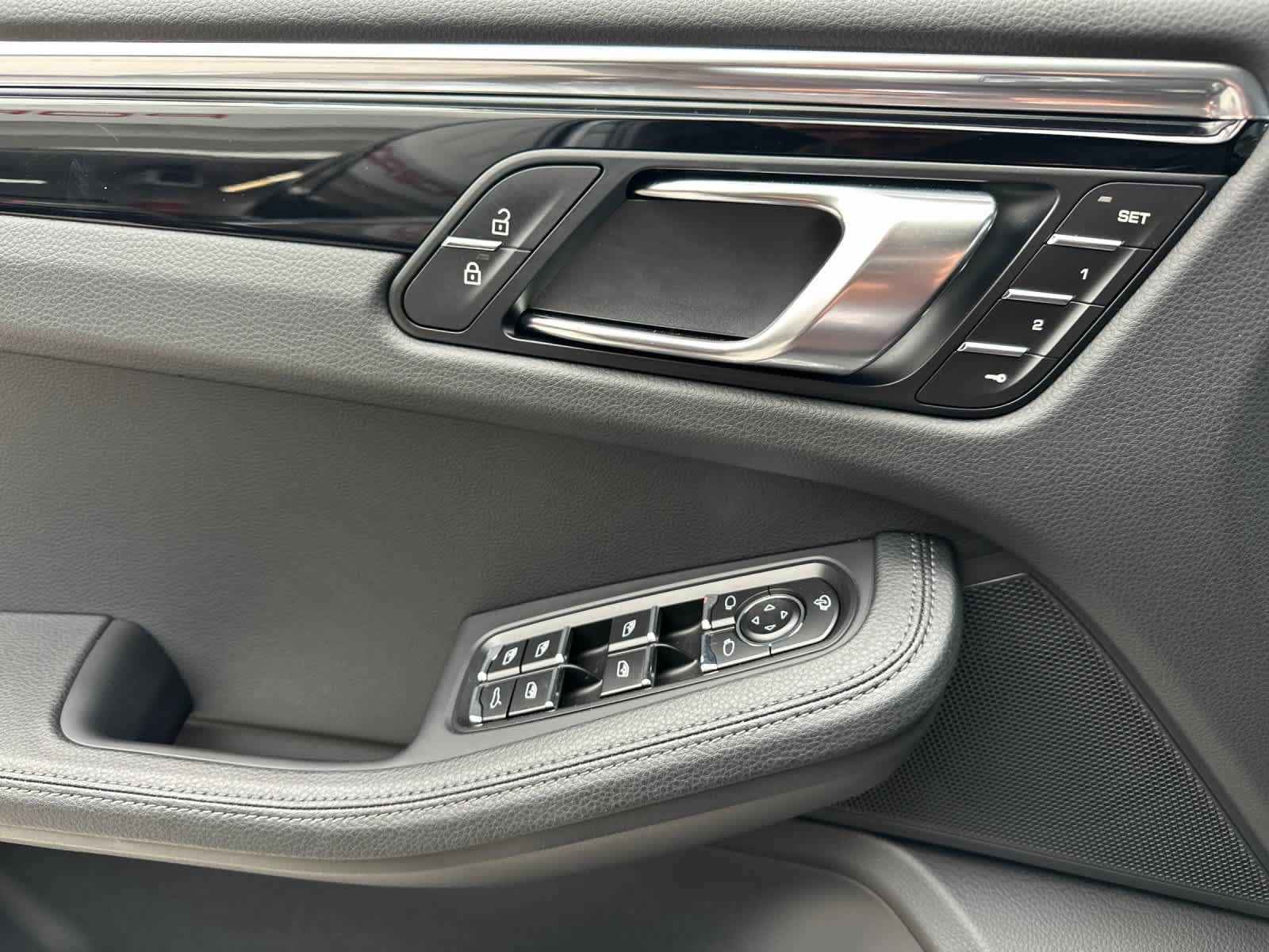 Certified 2025 Porsche Macan AWD/4WD image 12