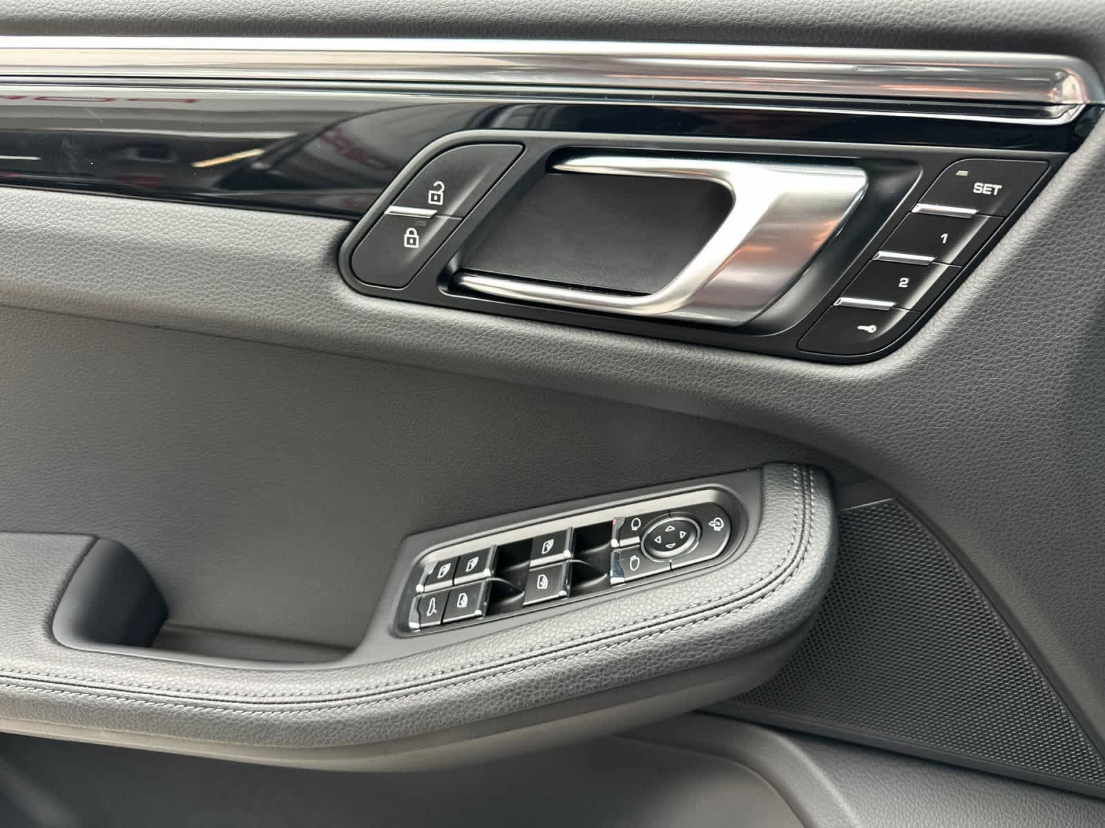 Certified 2025 Porsche Macan AWD/4WD image 12