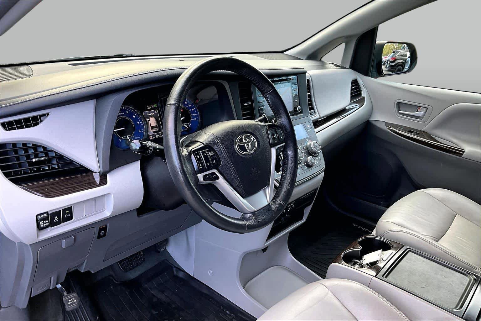 Used 2018 Toyota Sienna XLE w/ XLE Navigation Package AWD/4WD image 17