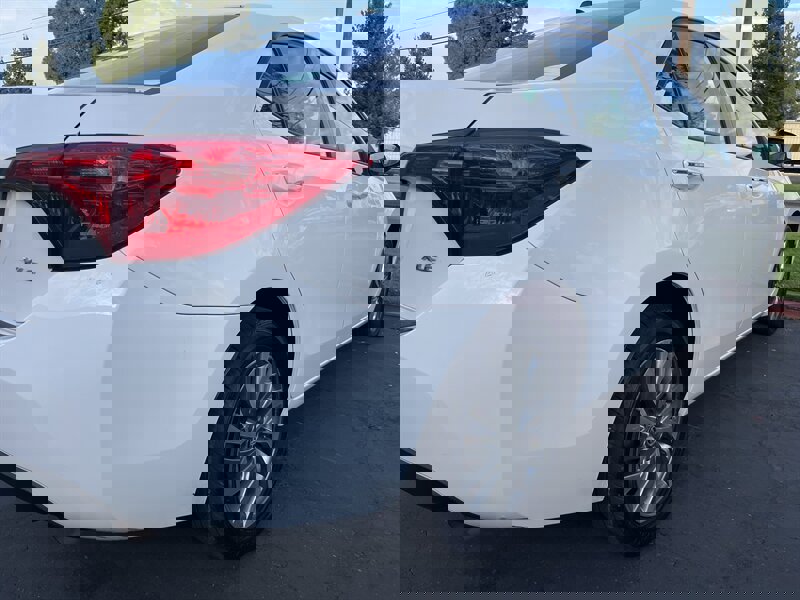 Used 2018 Toyota Corolla XLE w/ Carpet Mat Package (TMS) FWD image 12