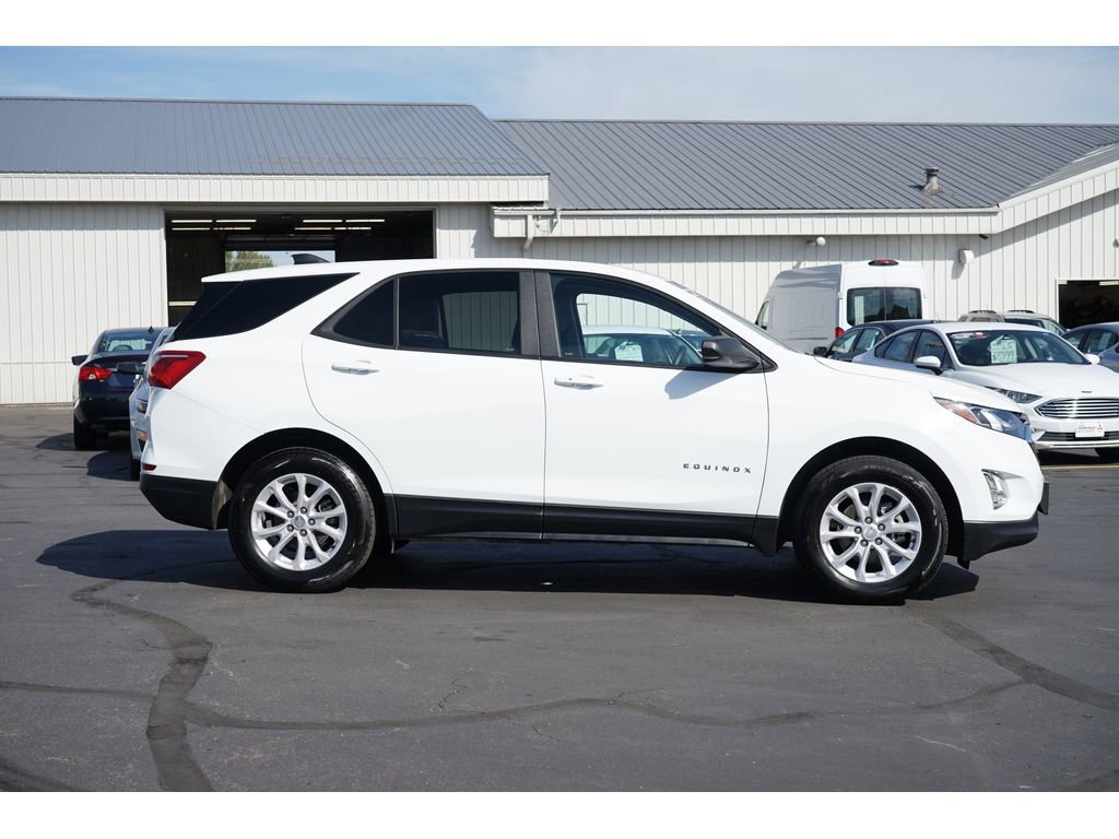 Used 2021 Chevrolet Equinox LS w/ LS Convenience Package image 2