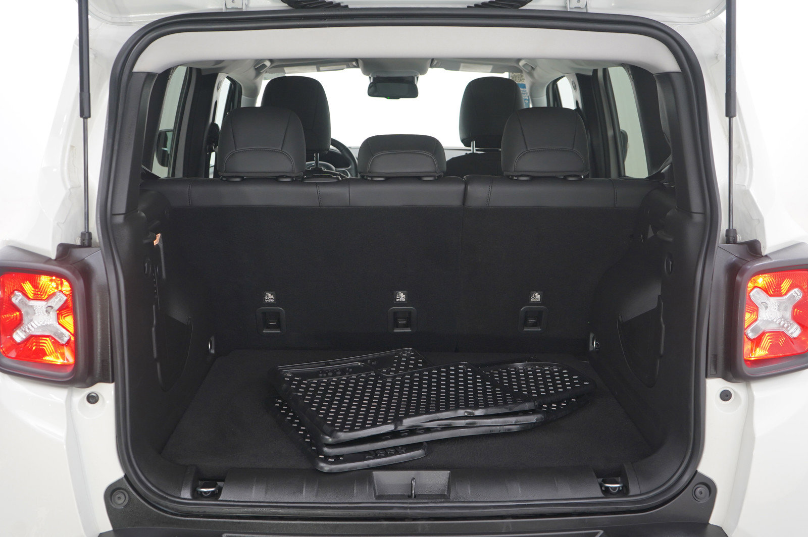 Used 2023 Jeep Renegade Trailhawk w/ Trailhawk Elite Group AWD/4WD image 9