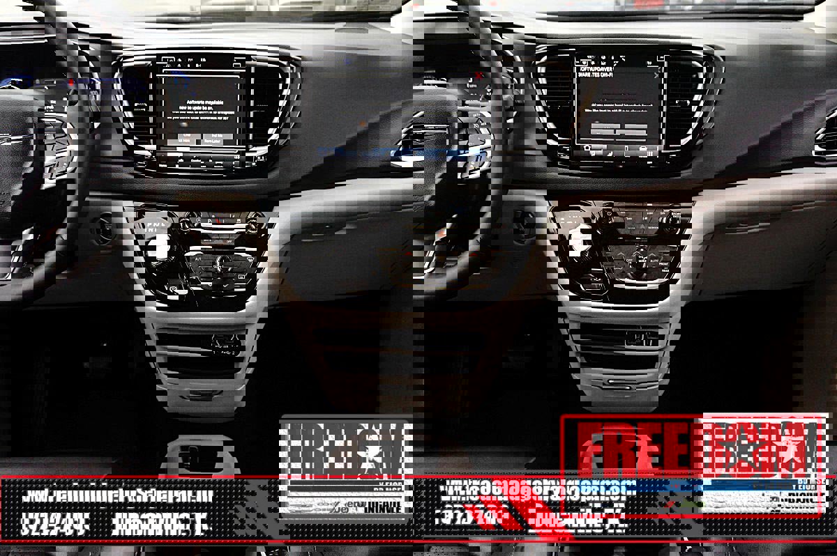 Certified 2024 Chrysler Pacifica Touring-L image 20