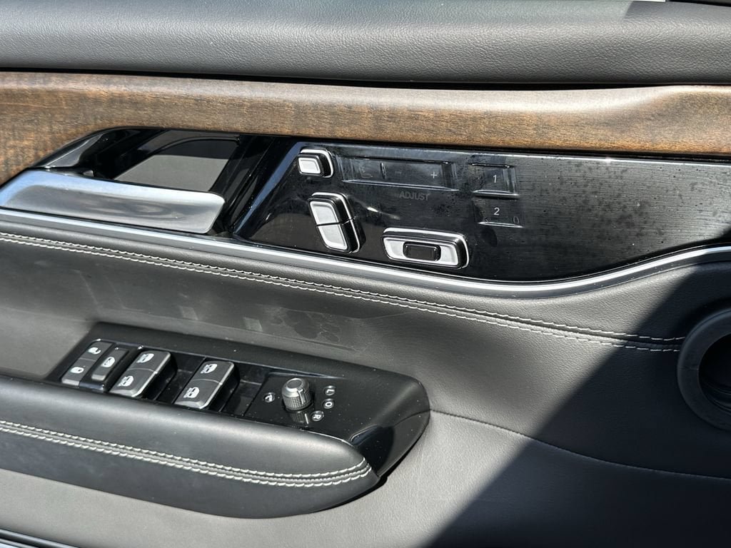 Used 2023 Jeep Grand Wagoneer 4WD image 27